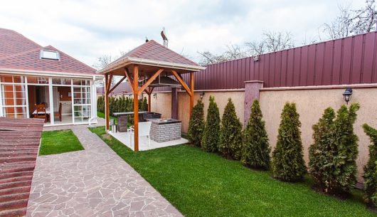 domek letniskowy z ogródkiem